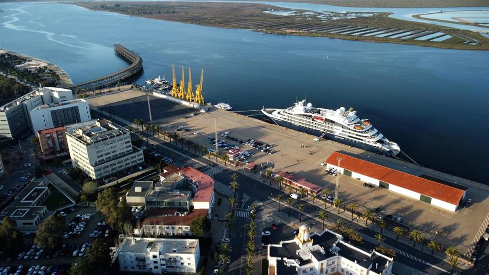 Archivo - Muelle de Levante en el Puerto de Huelva.