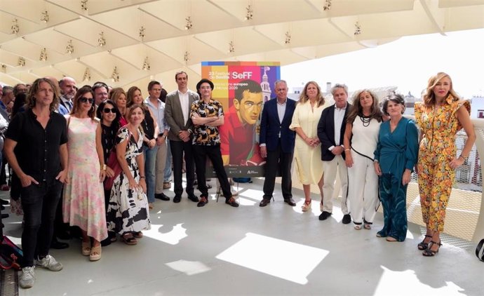 Foto de familia tras la presentación del cartel del Festival de Cine de Sevilla, en un acto celebrado en Las Setas