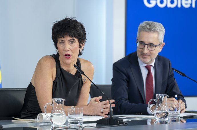 La ministra de Inclusión, Seguridad Social y Migraciones y portavoz del Gobierno, Elma Saiz; y el ministro de Hacienda, Arcadi España; durante la rueda de prensa posterior al Consejo de Ministros, a 8 de septiembre de 2026, en Madrid (España).