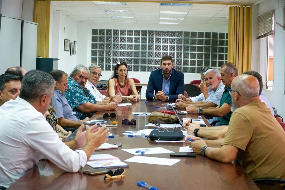 El portavoz del Grupo Mixto en la Asamblea Regional, José Ángel Antelo, y la diputada Virginia Martínez durante una reunión con representantes del sector agrario
