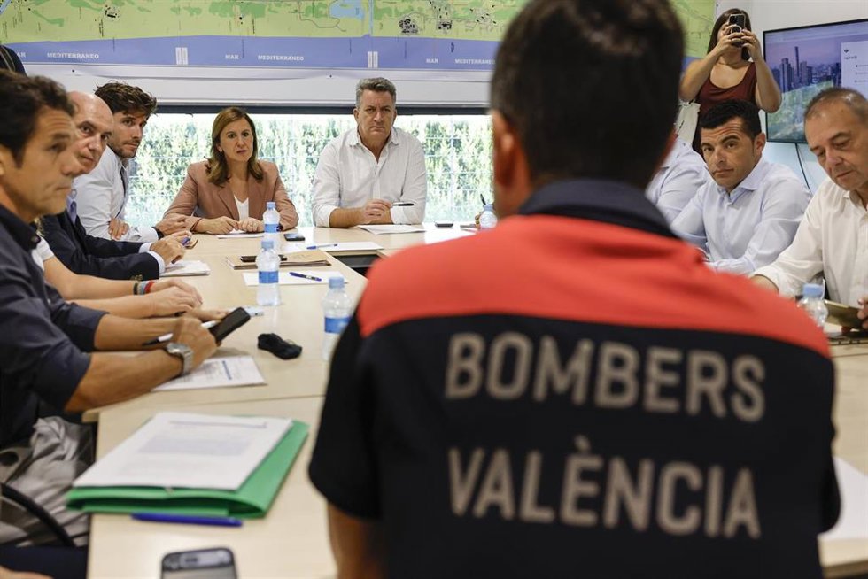 La alcaldesa de València, María José Catalá, y el vicepresidente tercero y conseller de Medio Ambiente, Infraestructuras, Territorio y de la Recuperación, Vicente Martínez Mus, presiden la reunión para abordar la regeneración de la Devesa de El Saler. 