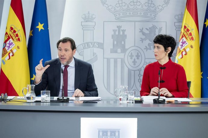 Archivo - El ministro de Transportes, Óscar Puente, y la ministra de Seguridad Social, Inclusión y Migraciones y portavoz del Gobierno, Elma Saiz, en la rueda de prensa tras el Consejo de Ministros, en el Palacio de la Moncloa, a 23 de diciembre de 2025, 