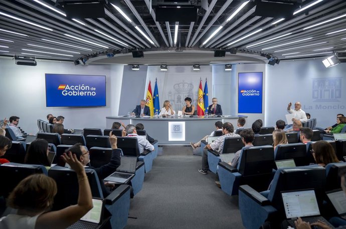 (I-D) El ministro de Política Territorial y Memoria Democrática, Ángel Víctor Torres; la vicepresidenta segunda y ministra de Trabajo y Economía Social, Yolanda Díaz; la ministra de Inclusión, Seguridad Social y Migraciones y portavoz del Gobierno, Elma S