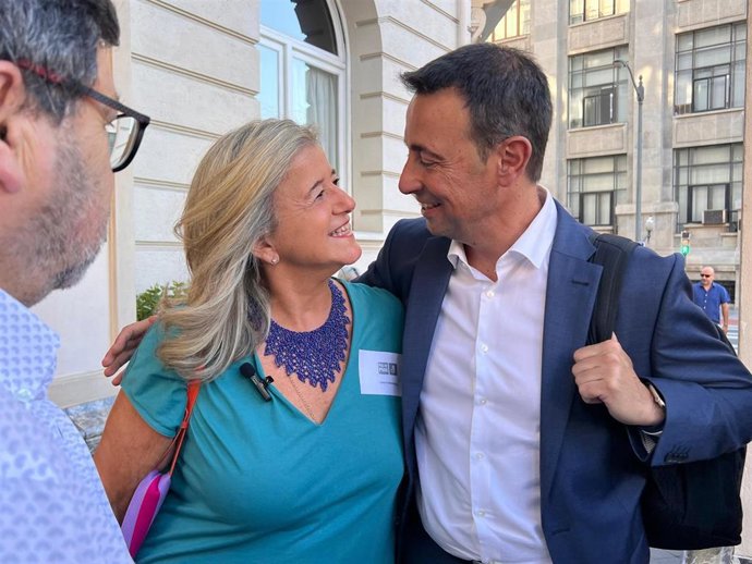 Teresa Lespada con el secretario general del PSE-EE de Bizkaia, Mikel Torres.