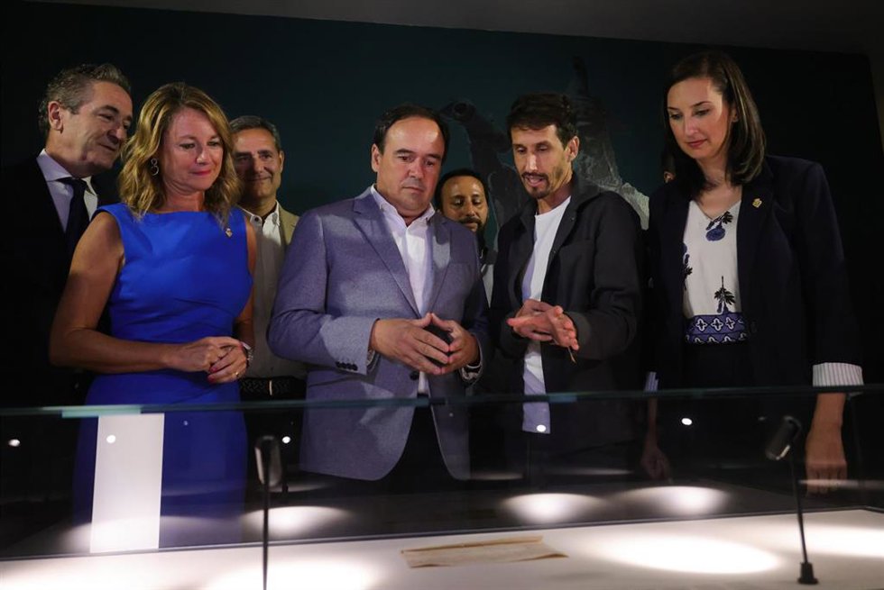 Imagen de la visita de Pérez Llorca a la exposición