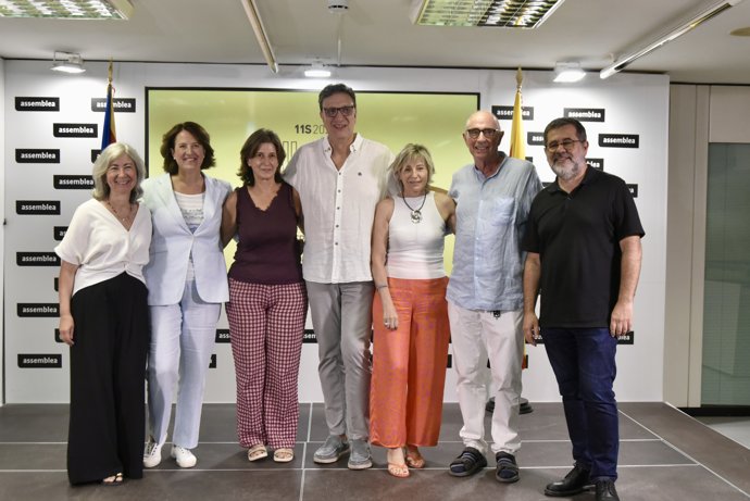 Los expresidentes de ANC, Josep Vila, Lluís Llach, Dolors Feliu, Elisenda Paluzie, Jordi Sànchez, Carme Forcadell y Dolors Marín, a 8 de septiembre de 2026, en Barcelona, Catalunya (España).