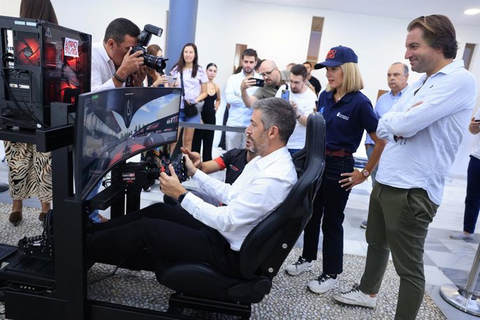 El consejero de Presidencia, Justicia y Administración Local, Miguel Ángel García Martín, ha visitado este martes en la Ciudad Deportiva de Valdelasfuentes un simulador de la F1