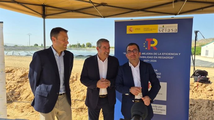 El consejero de Agua, Agricultura, Ganadería y Pesca, Joaquín Buendía, durante la visita a las nuevas instalaciones de la comunidad de regantes de Librilla.