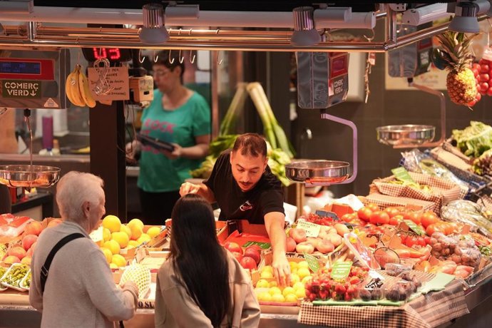 Archivo - Interior del Mercado de l'Estrella en Barcelona.