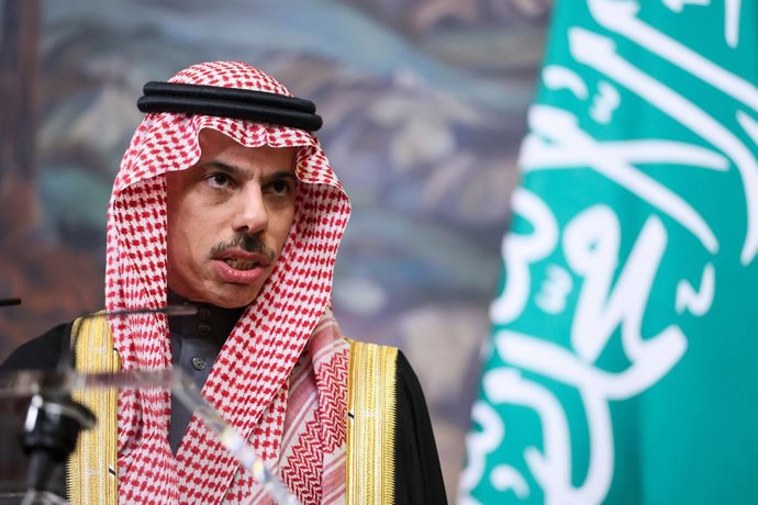 RÚSSIA, MOSCOU – 8 DE SETEMBRO DE 2026: Faisal bin Farhan Al Saud, ministro das Relações Exteriores da Arábia Saudita, dá uma coletiva de imprensa conjunta após uma reunião com seu homólogo russo, Sergei Lavrov, na Casa de Recepção do Ministério das Relaç