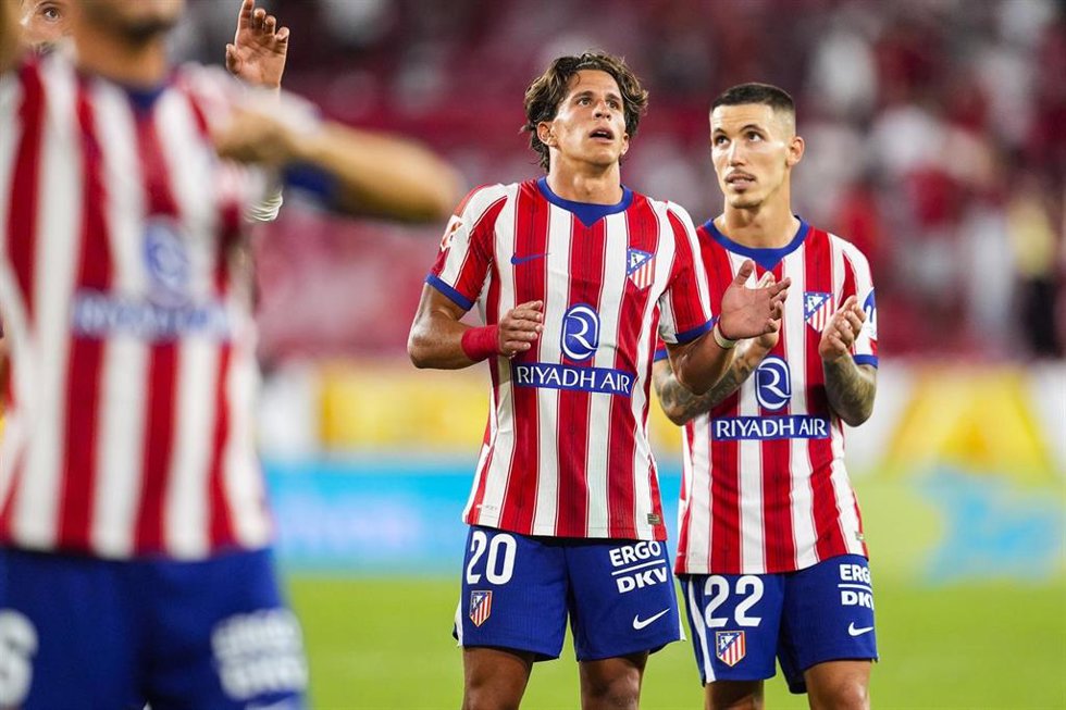 Giuliano Simeone (Atlético de Madrid), ante el Sevilla FC.