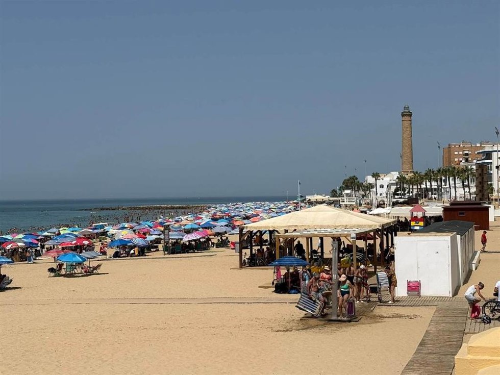 Imagen de archivo de una playa de Chipiona este verano.