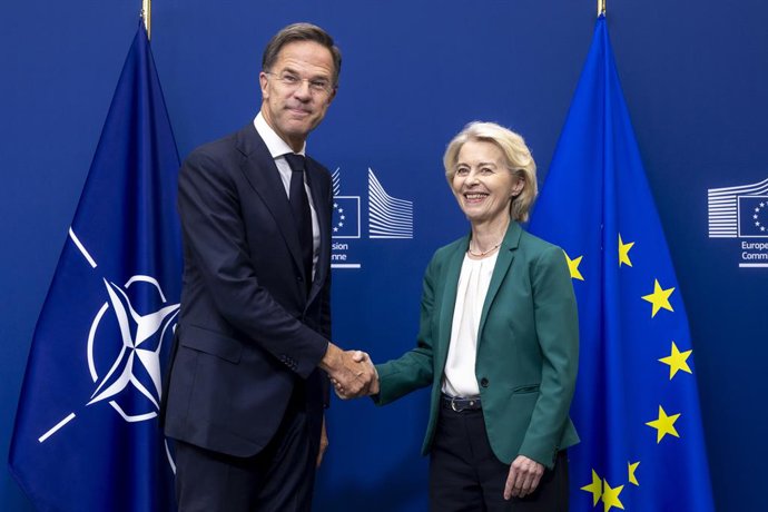 A presidente da Comissão Europeia, Ursula von der Leyen, e o secretário-geral da OTAN, Mark Rutte, em Bruxelas