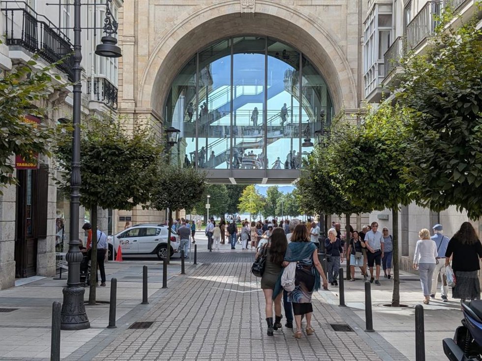 El arco de Faro Santanter y las filas para entrar en él en su estreno para el público.