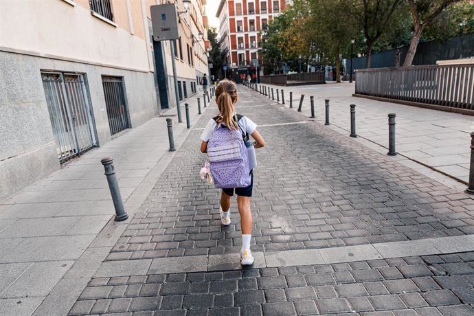 Una niña de camino a la escuela.
