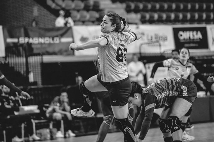 La exjugadora de balonmano Silvia Ederra disputando un partido con el Sporting La Rioja.