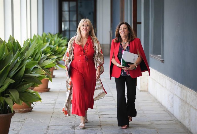 La vicepresidenta tercera y consejera de Economía, Hacienda y Fondos Europeos, y portavoz del Gobierno andaluz, Carolina España, junto a la consejera de Educación de la Junta de Andalucía, María del Carmen Castillo, durante la rueda de prensa.