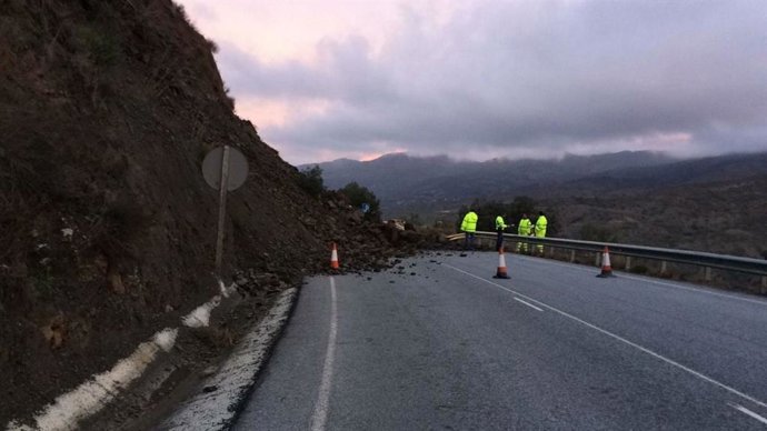 Archivo - Carretera afectada por el temporal de lluvias