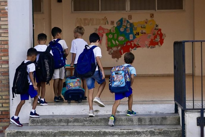 Archivo - Imagen de archivo de la vuelta al colegio en Málaga.