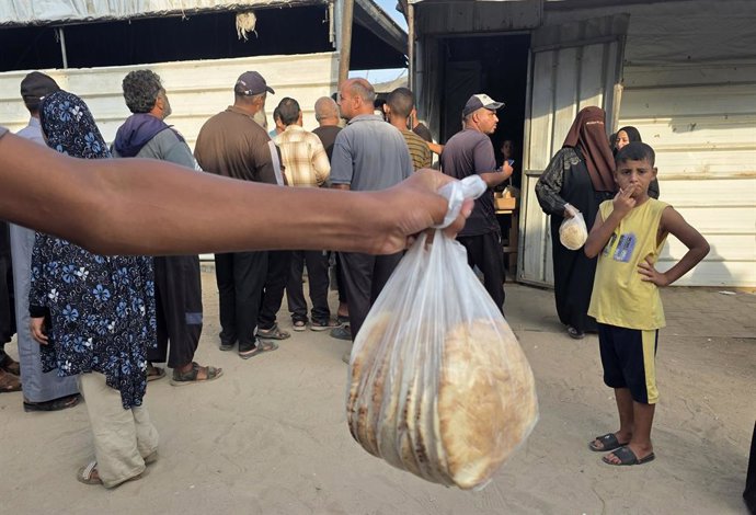 8 de setembro de 2026, Khan Yunis, Faixa de Gaza, Território Palestino: Palestinos fazem fila em um ponto de distribuição de pão em Khan Yunis, no sul da Faixa de Gaza, em 8 de setembro de 2026. A crise humanitária continua a se agravar em meio à redução 