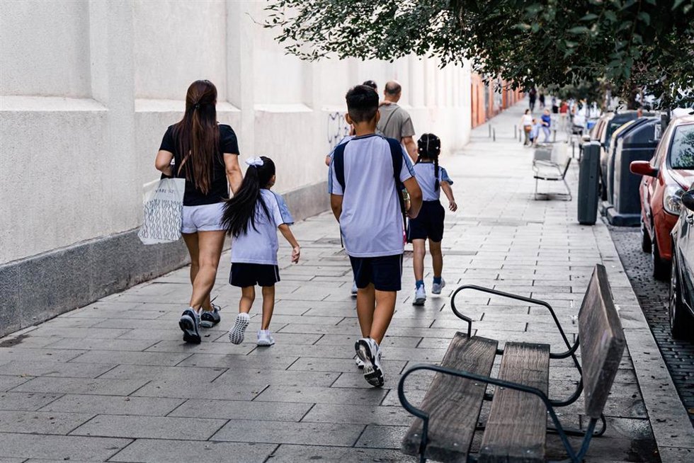 Varios niños de camino a la escuela, a 7 de septiembre de 2026, en Madrid (España)