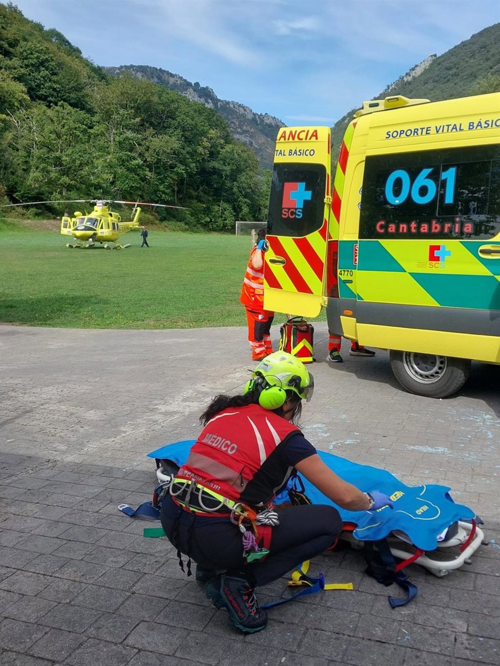 Personal del 061 particpa en un traslado sanitario urgente en helicóptero, de un paciente con problemas cardiacos