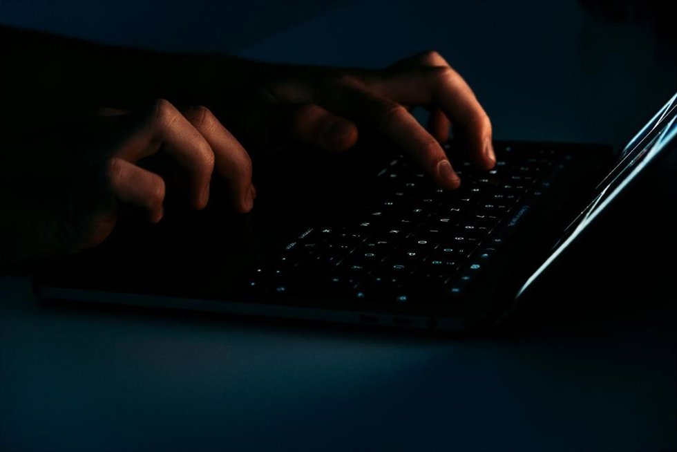 Dedos sobre el teclado de un ordenador portátil
