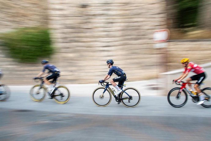 Participantes de la Vuelta ciclista a España recorren  las calles. Imagen de archivo.