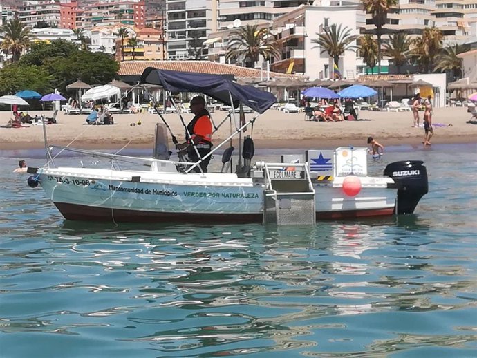 Barco de limpieza del litoral en Costa del Sol Occidental.