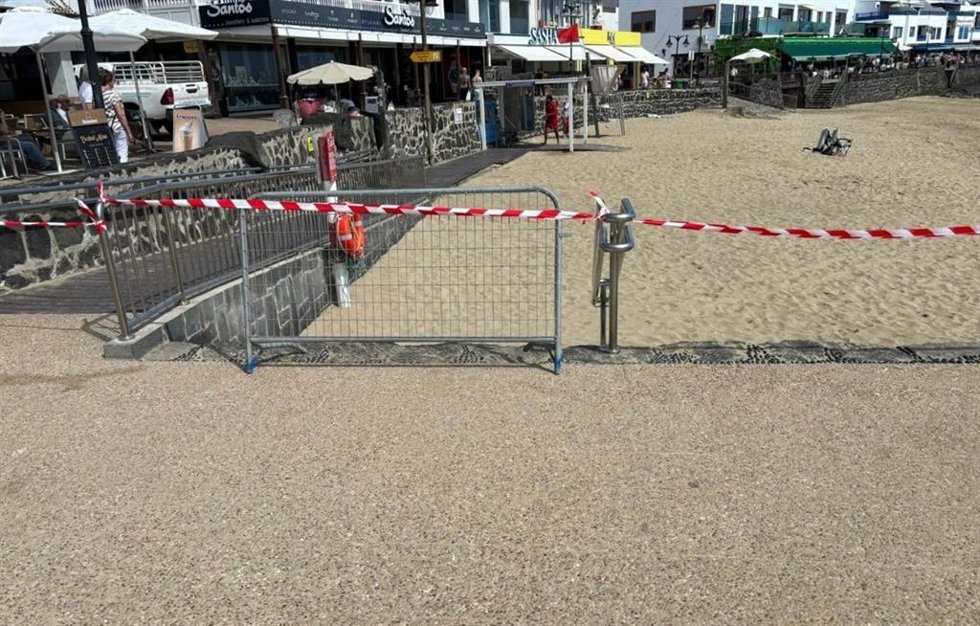 Playa pequeña de Playa Blanca cerrada al baño por aguas residuales