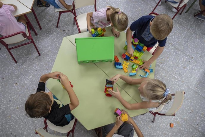 Archivo - Varios niños juegan en el CEIP El Grau con motivo del inicio del curso escolar, a 12 de septiembre de 2022, en Valencia, Comunidad Valenciana (España). El curso escolar comienza en Valencia hoy lunes con más docentes y alumnos que el año pasado,