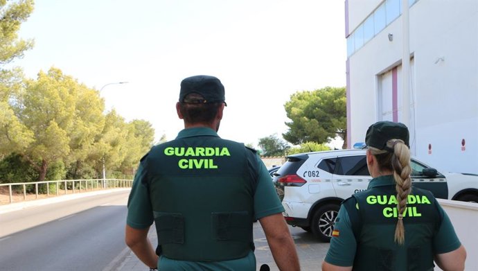 Dos agentes de la Guardia Civil en Mallorca.