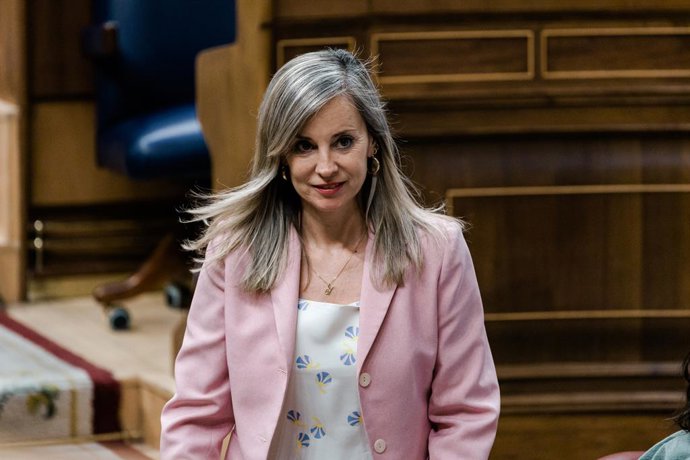 Archivo - Arquivo - A porta-voz do Sumar no Congresso, Verónica Martinez Barbero, durante uma sessão plenária extraordinária no Congresso dos Deputados, em 14 de julho de 2026, em Madri (Espanha).