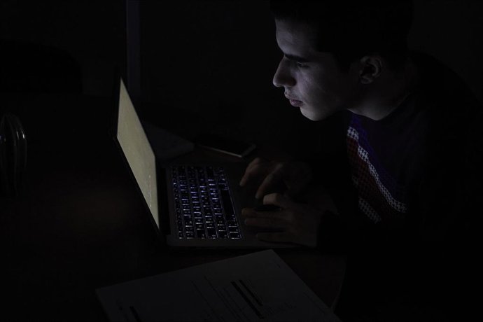 Archivo - Un estudiante utiliza el ordenador para realizar tareas 