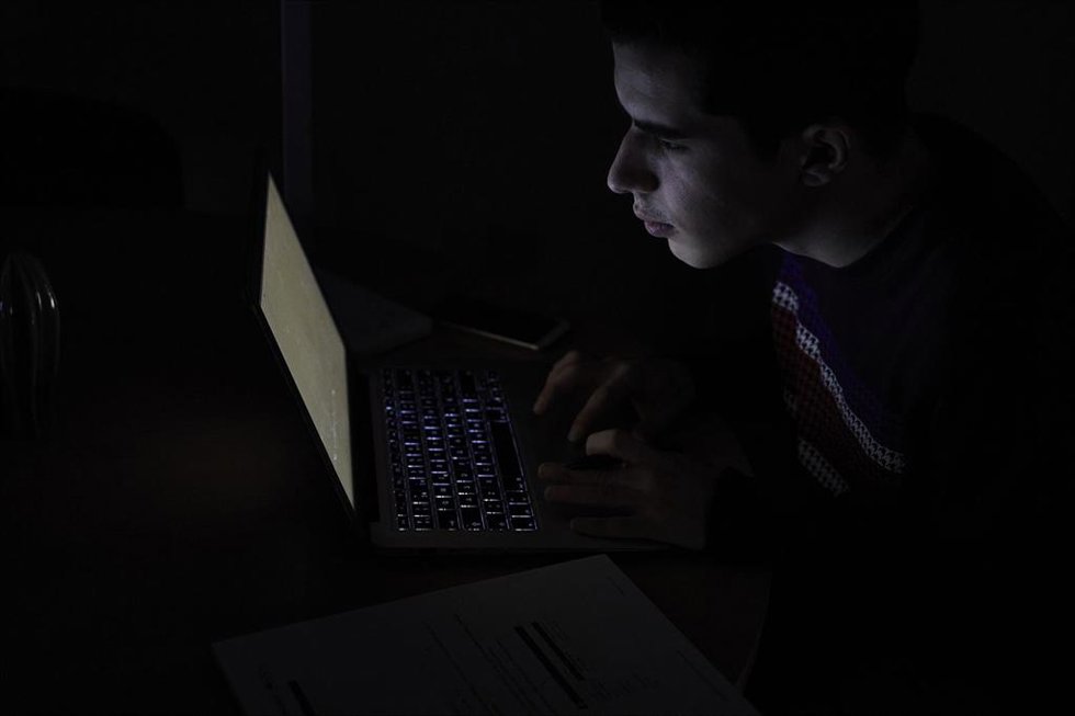 Archivo - Un estudiante utiliza el ordenador para realizar tareas 