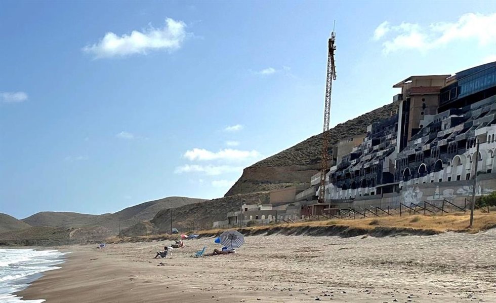 Hotel situado en la playa de El Algarrobico, en Carboneras (Almería).