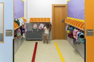 Archivo - Percheros con mochilas colgadas el día en el que se inicia el curso escolar. (Archivo)