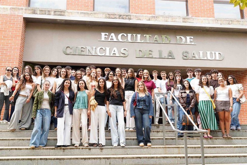 Los primeros estudiantes del Grado en Medicina de la ULE, durante la jornada de bienvenida en la Facultad de Ciencias de la Salud.