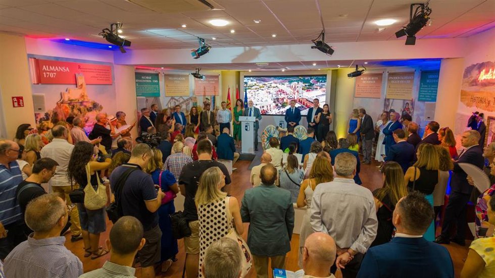 Inauguración del estand de la Junta en la Feria.