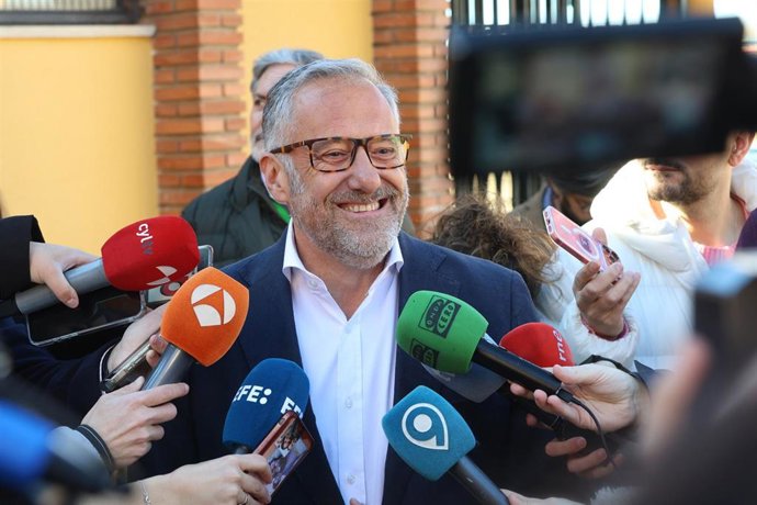 Archivo - El candidato de Vox a la Presidencia de Castilla y León, Carlos Pollán, ofrece declaraciones a los medios tras ejercer su derecho al voto, a 15 de marzo de 2026, en Carbajal de la Legua, Sariegos, León, Castilla y León (España). Los castellanole