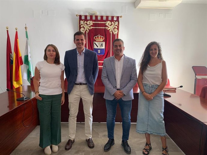El vicepresidente de Inpro y el alcalde de Villamanrique, junto a una técnico de la sociedad y una concejala, en relación con el PSTD de Doñana