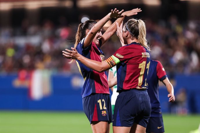 Archivo - Arquivo - Alexia Putellas, do FC Barcelona Femenino, comemora um gol com Patri Guijarro durante a partida da Liga dos Campeões Feminina da UEFA disputada entre o FC Barcelona e o Hammarby IF no Estádio Johan Cruyff, em 16 de outubro de 2024, em 