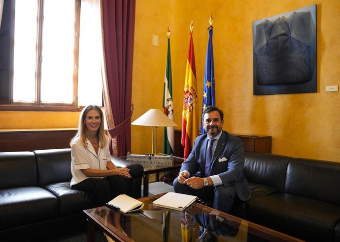 La presidenta del Parlamento, Ana Mestre, reunida con el presidente de la Cámara de Cuentas de Andalucía, Manuel Alejandro Cardenete.