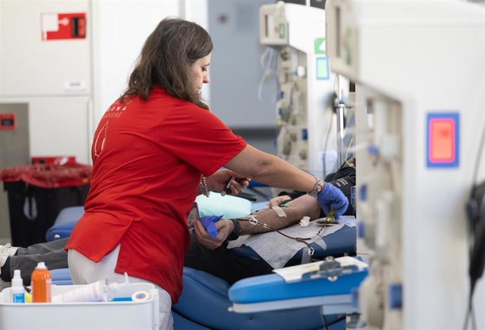 Archivo - Archivo.- Una persona durante el maratón de donación de sangre 