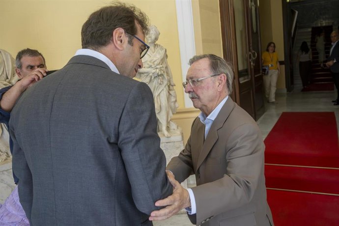 El vicepresidente primero y ministro de Economía, Comercio y Empresa, Carlos Cuerpo, se reúne con el presidente de Ceuta, Juan Jesús Vivas, el pasado mes de agosto.