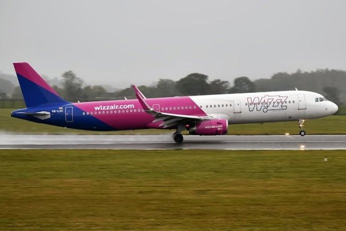 Archivo - Avión de Wizz Air.