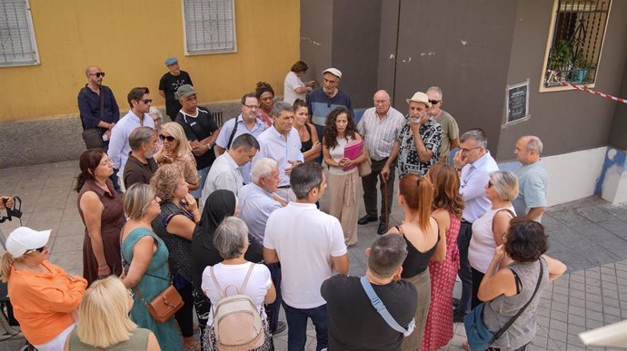 Pedro Fernández ha visitado el barrio granadino del Zaidín para informar a los vecinos afectados por daños en sus viviendas provocados por los seísmos sobre las actuaciones emprendidas por el Gobierno de España para dar respuesta a sus necesidades.