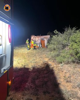 Bomberos asisten en el accidente en Vallada