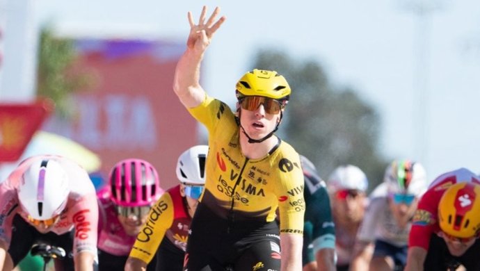 El ciclista británico Matthew Brennan (Team Visma | Lease a Bike) se ha impuesto este martes al esprint en la decimosexta etapa de La Vuelta a España 2026, disputada sobre 181,1 kilómetros entre Cortegana y Palos de la Frontera