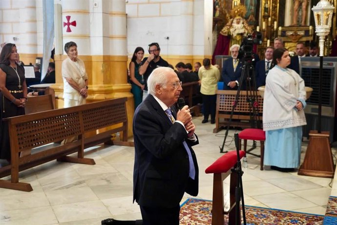El presidente de la Ciudad Autónoma de Melilla, Juan José Imbroda, postrado ante la Virgen de la Victoria, Patrona Coronada y Alcaldesa Perpetua Honoraria de Melilla.